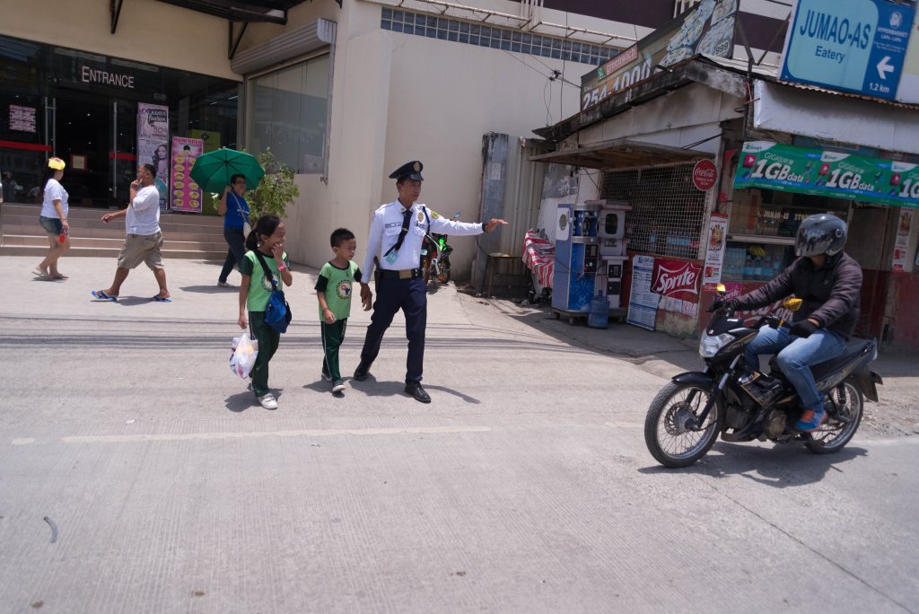 Chú bảo vệ Philippines dắt trẻ sang đường - Một hình ảnh đẹp đất Phi | Du lịch tự túc Cebu