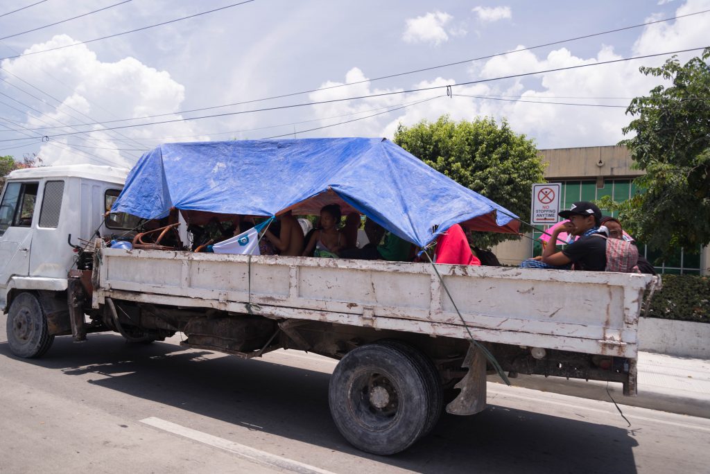 Phương tiện di chuyển công cộng hiếm thấy và đặc biệt. Đừng ai soi bạn gái nha :P | Du lịch tự túc Cebu