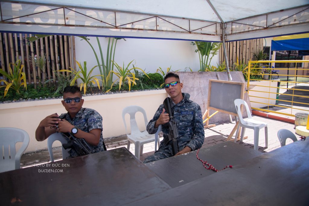 Mấy "chú bộ đội" Phillipines bảo vệ cảng - Kinh nghiệm du lịch Boracay của Đức Đen