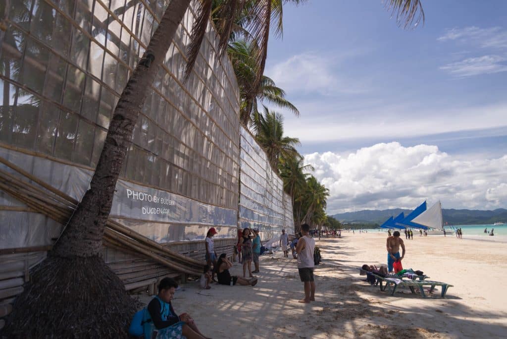 Dọc bờ biển người ta dựng lên hàng này để chắn cát bay vào, bỏ hết ra chắc đẹp lắm - Kinh nghiệm du lịch Boracay của Đức Đen