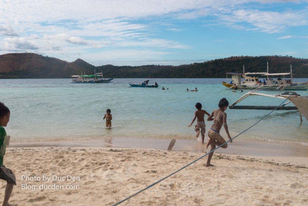Các gia đình bản xứ cho con cái đến CYC beach chơi đùa, nấu nướng ăn uống trên đảo
