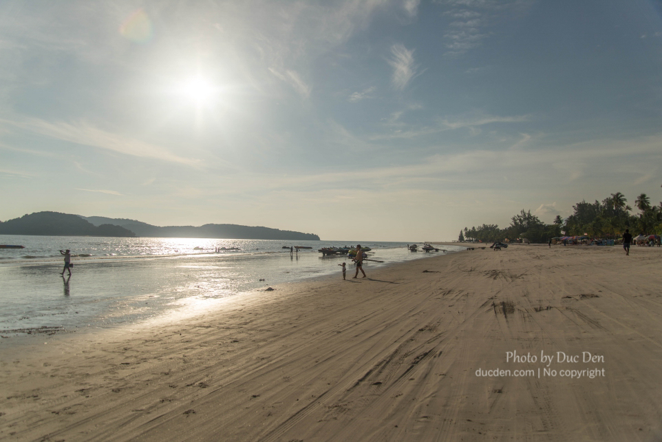 Cenang Beach - Bãi biển đông đúc nhất ở Langkawi