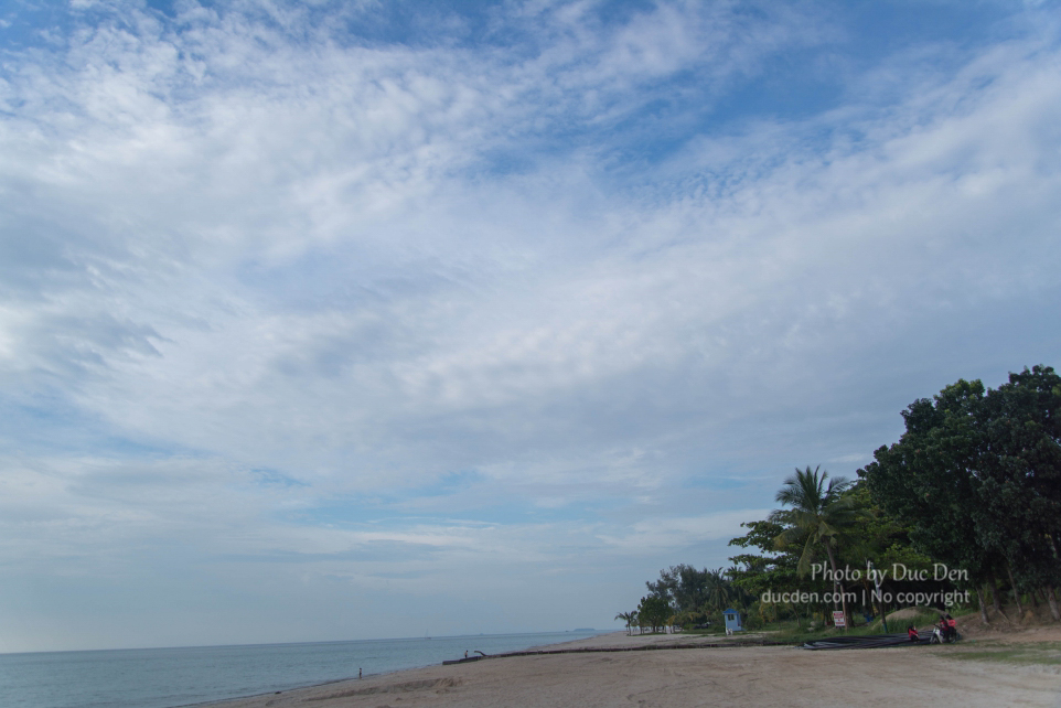 Tanjung Rhu Beach vắng vẻ và phần đẹp nhất là đất của resort nên không được vào