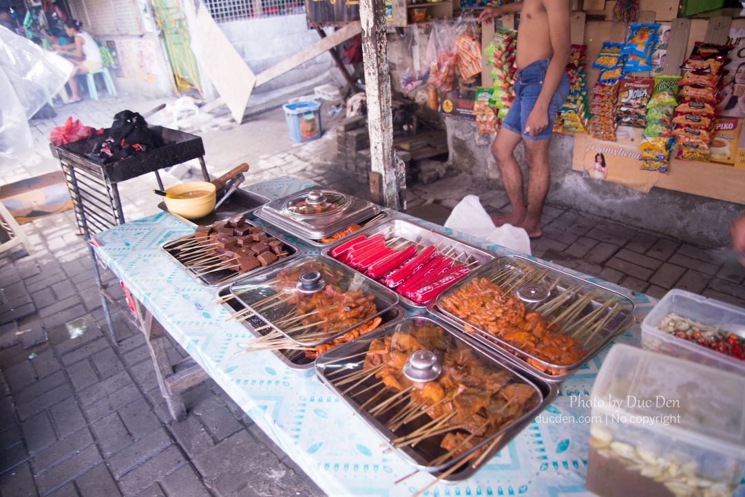 Streetfood của Philippines thường có mấy món kiểu này: Thịt nướng, lòng nướng, xúc xích,...