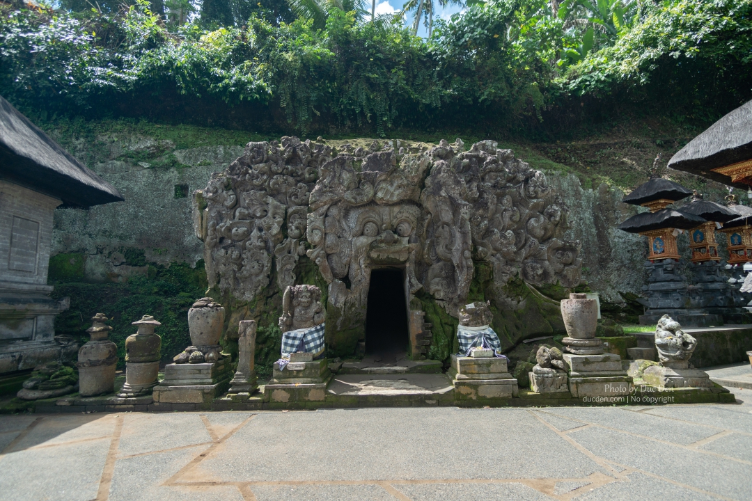 Bên trong hang voi có 3 ban thờ nho nhỏ