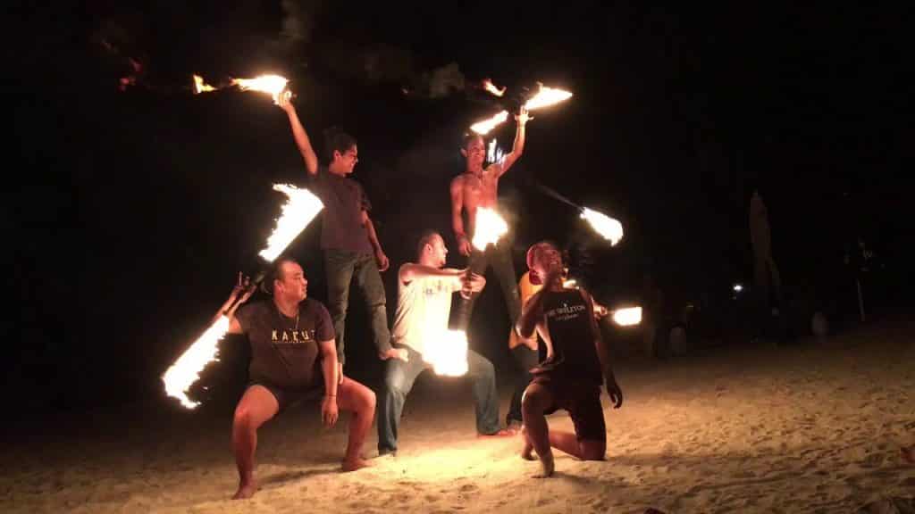 Nghệ thuật múa lửa bên bờ biển Langkawi