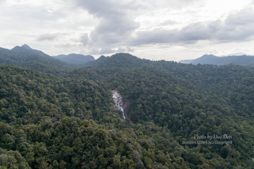 Phía xa xa là Seven Wells Waterfall, đi cáp treo lên Langkawi Sky Bridge sẽ đi qua nó