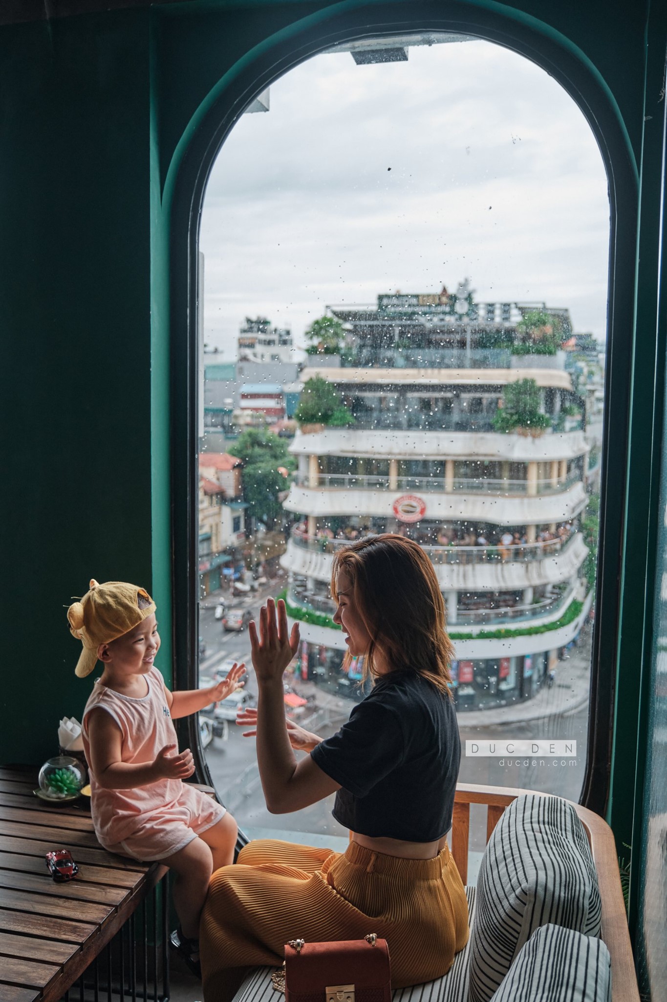 Mẹ và bé trong Coffee Club hồ Hoàn Kiếm, quán này đồ hơi đắt xíu nhưng view rất đẹp nha mọi người
